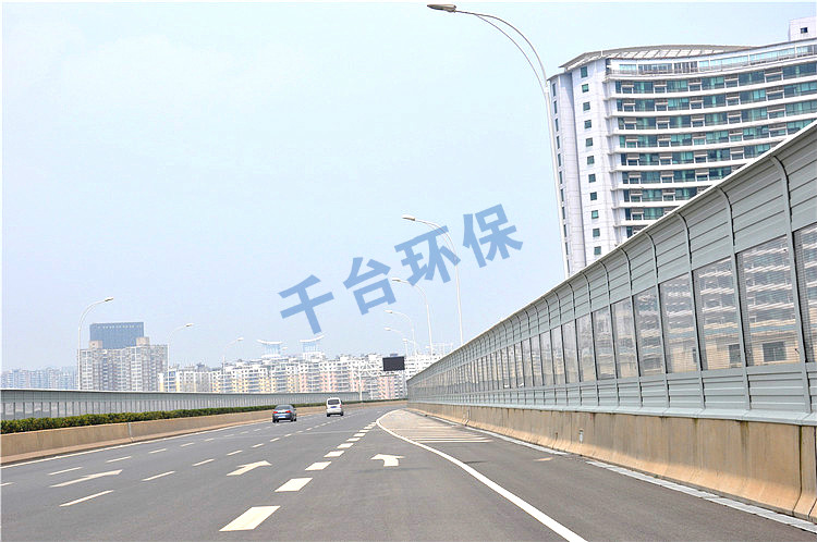 马路旁边的隔音墙
